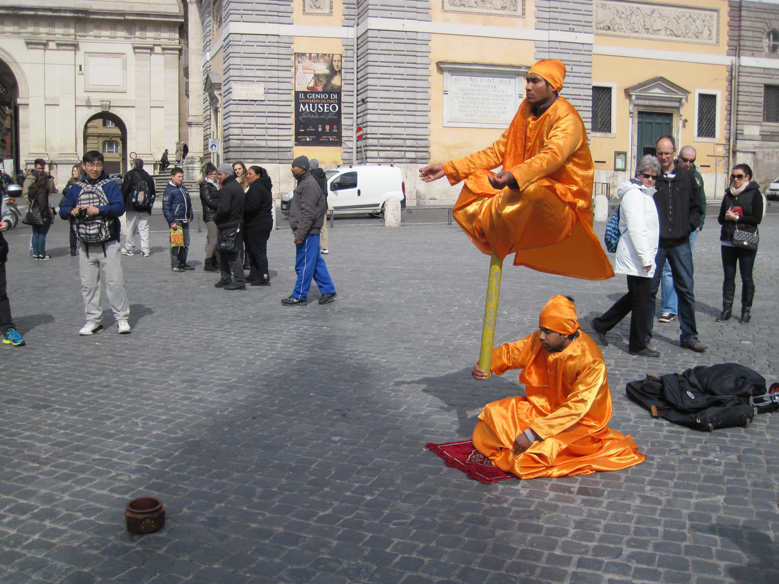 Living statues in Rome
